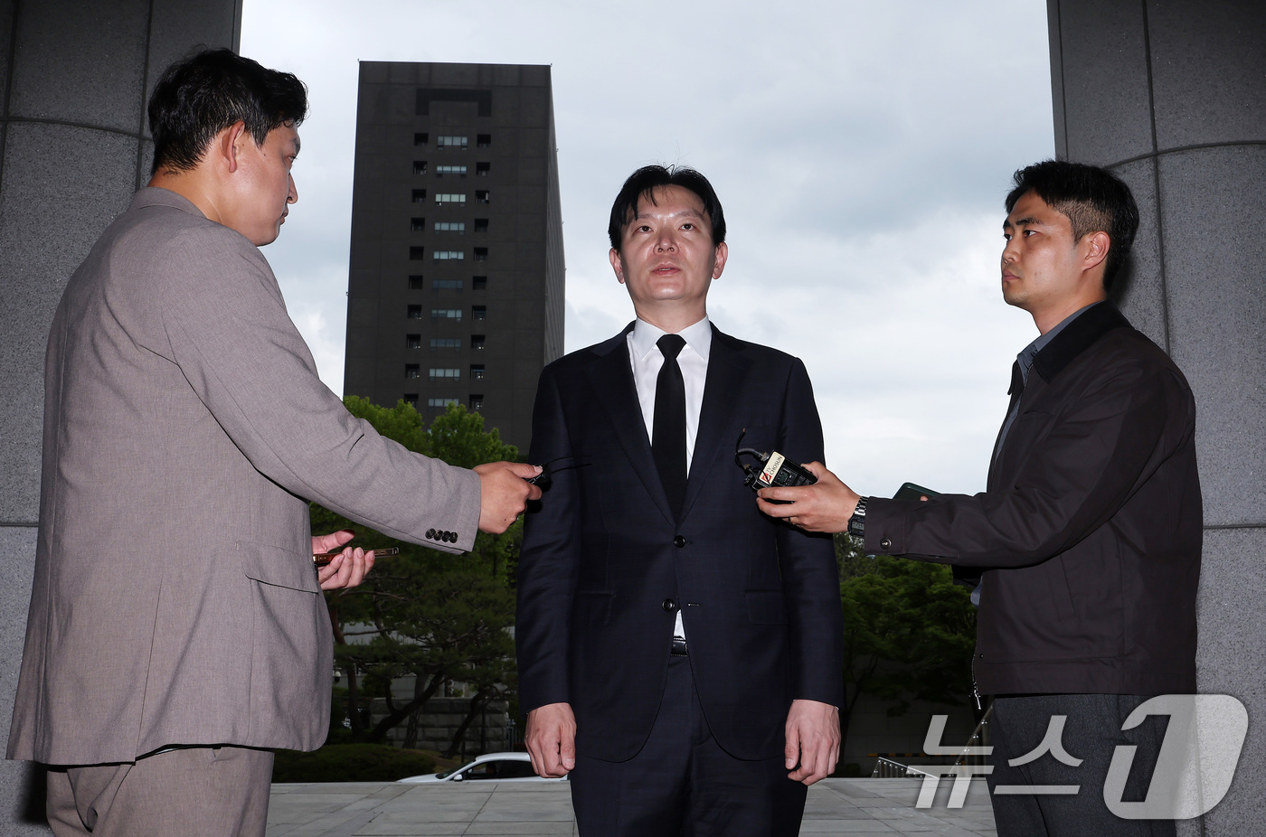 (서울=뉴스1) 김성진 기자 = 쌍방울 대북송금 사건 수사 과정에서 '연어 술파티 진술 회유 의혹'을 받는 박상용 인천지검 부부장검사가 11일 서울 서초구 대검찰청에서 열리는 감찰 …