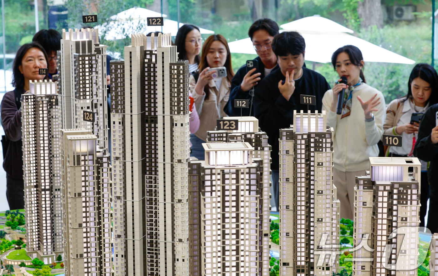 (서울=뉴스1) 안은나 기자 = 11일 서울 강남구 현대건설 압구정 3구역 재건축 사업 홍보관이 언론에 최초 공개되고 있다.홍보관은 조합원들을 대상으로 사전예약제로 운영되며, AI …