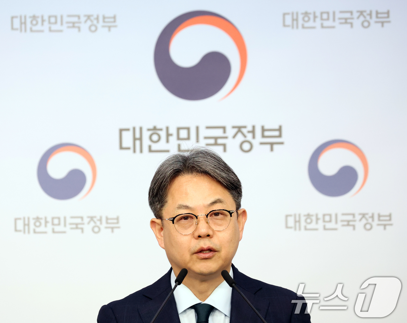 (서울=뉴스1) 김명섭 기자 = 김성훈 인사혁신처 차장이 11일 오후 서울 종로구 정부서울청사 별관에서 공무원 임용령 개방형 공모직위 규정, 전문직공무원 인사규정 개정안 브리핑을 …