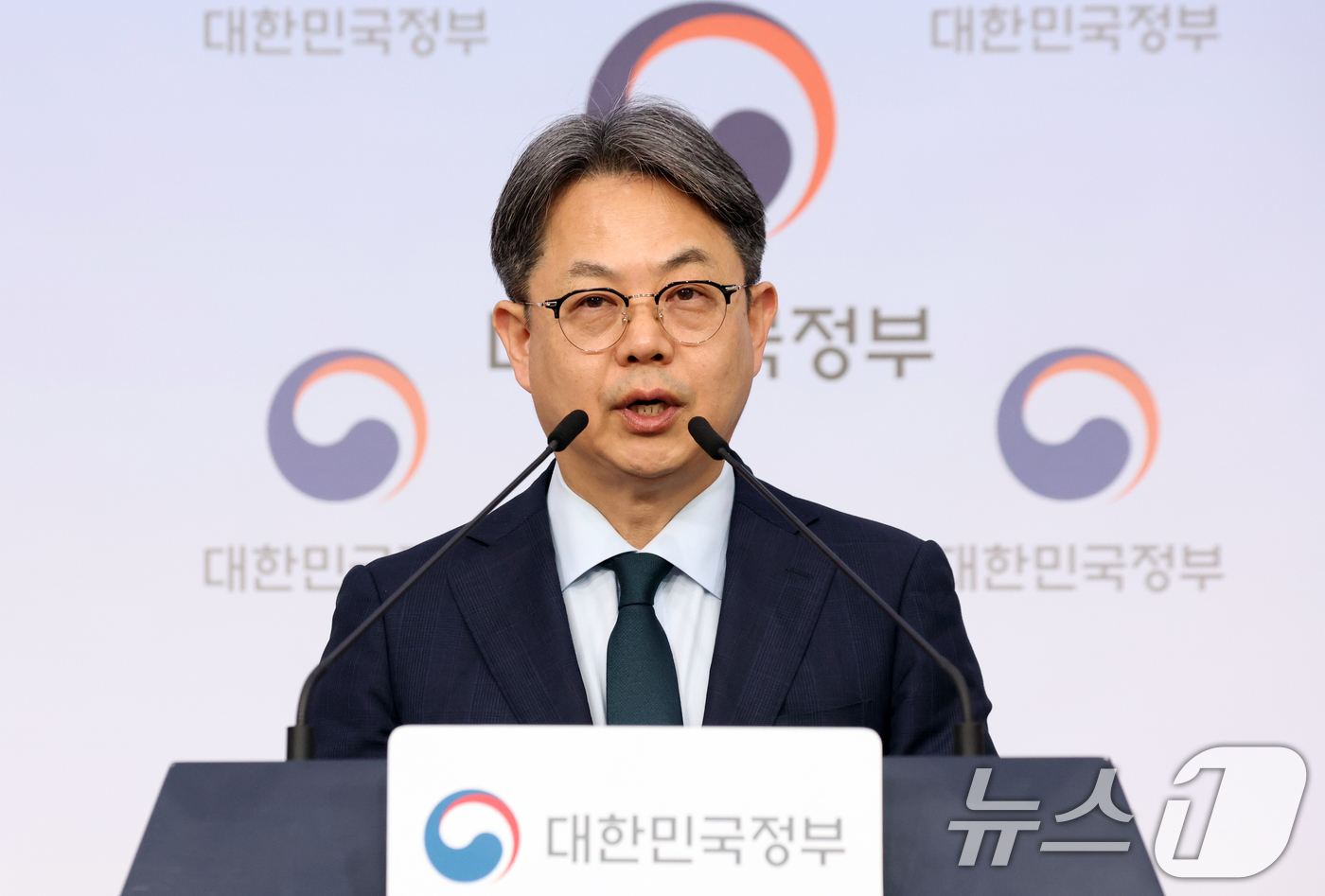 (서울=뉴스1) 김명섭 기자 = 김성훈 인사혁신처 차장이 11일 오후 서울 종로구 정부서울청사 별관에서 공무원 임용령 개방형 공모직위 규정, 전문직공무원 인사규정 개정안 브리핑을 …