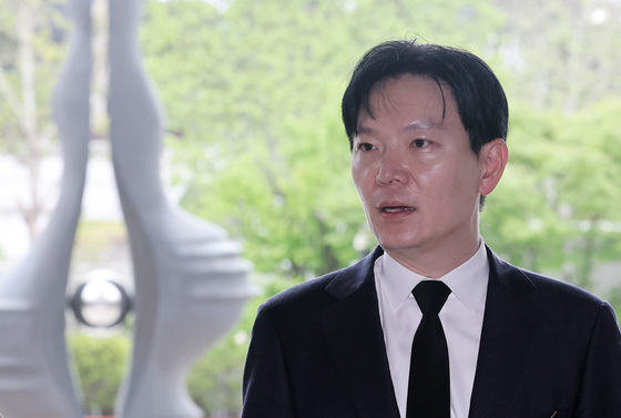취재진 질문에 답하는 박상용 검사