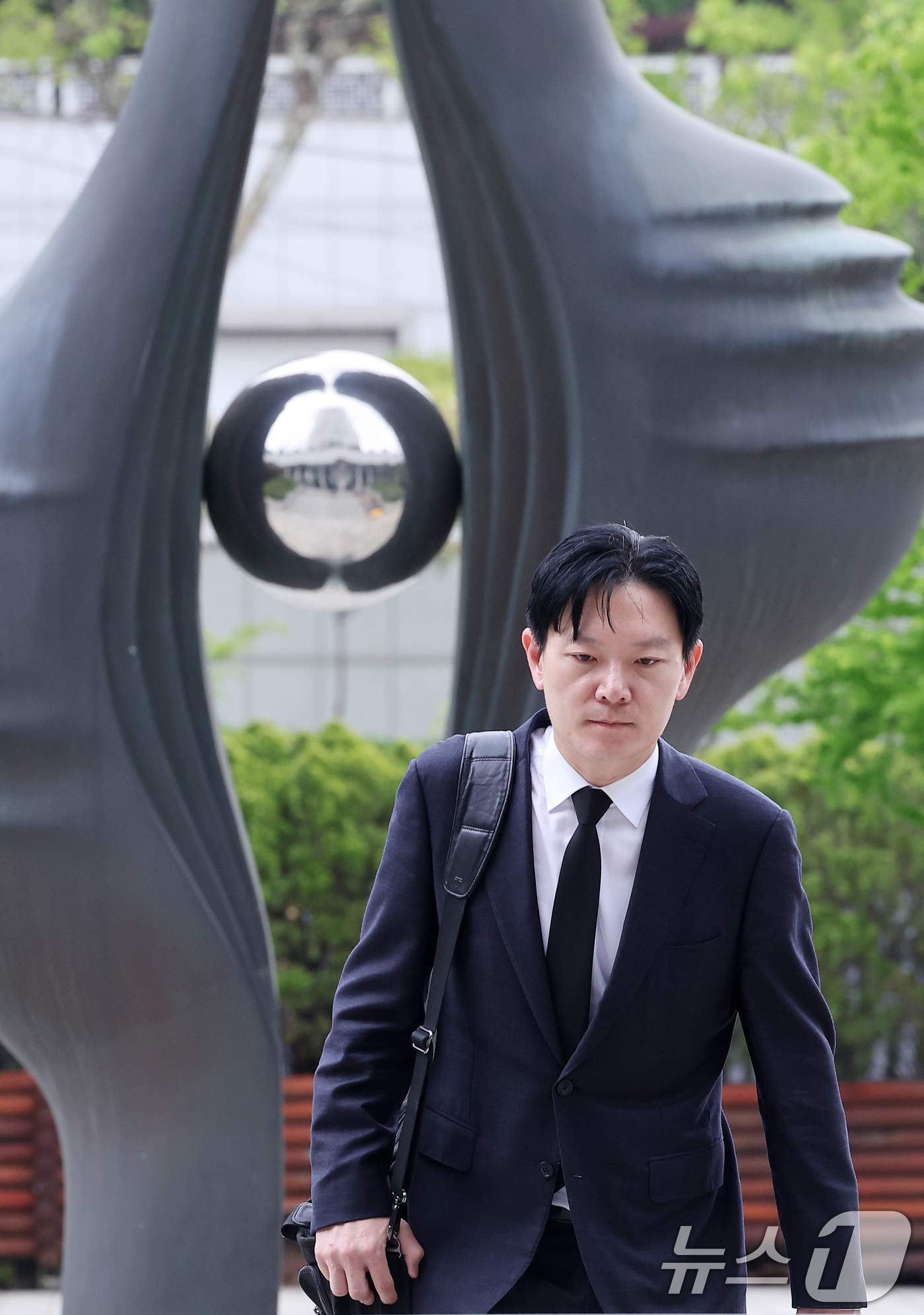 (서울=뉴스1) 김성진 기자 = 쌍방울 대북송금 사건 수사 과정에서 '연어 술파티 진술 회유 의혹'을 받는 박상용 인천지검 부부장검사가 11일 서울 서초구 대검찰청에서 열리는 감찰 …