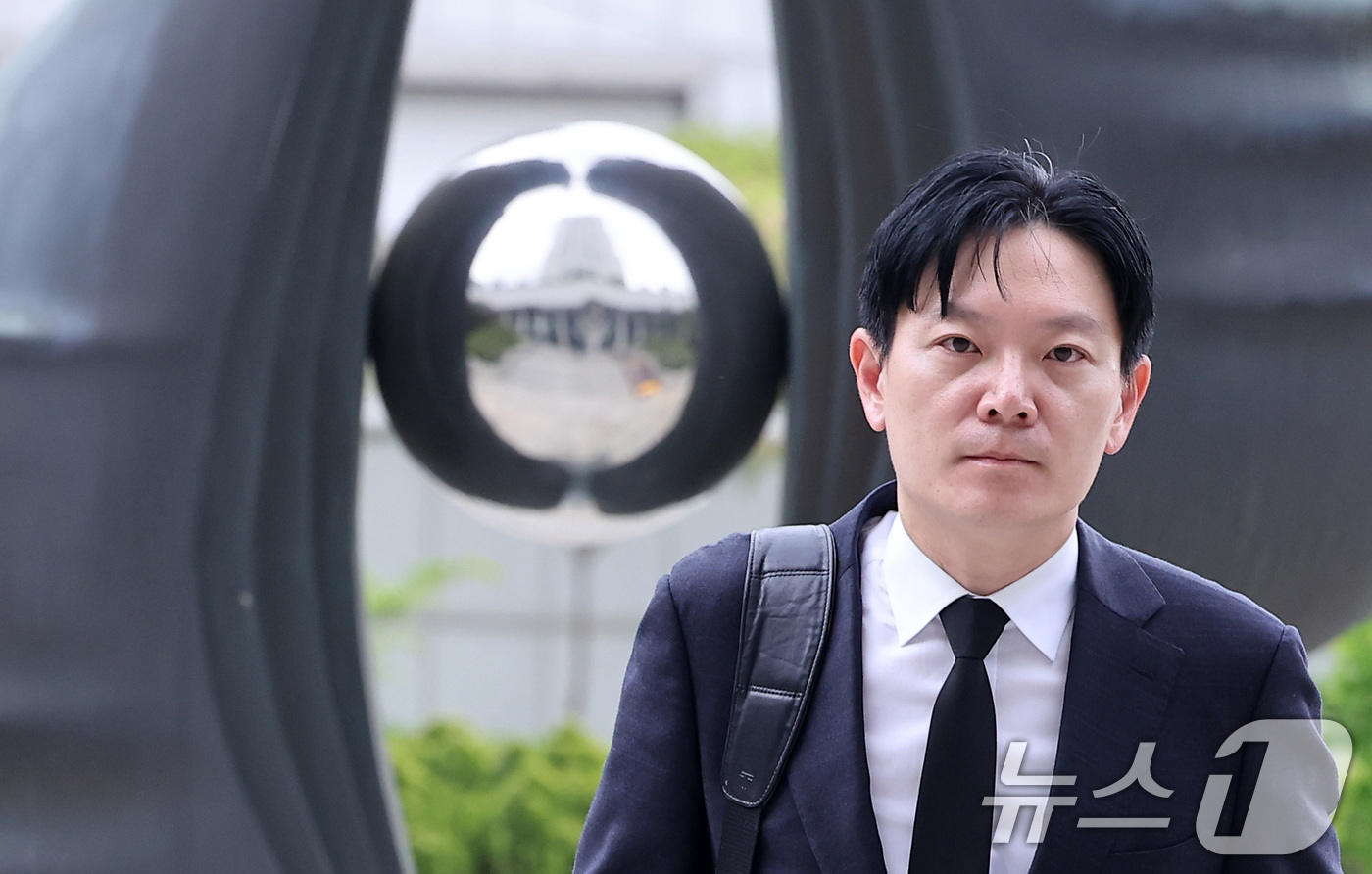 (서울=뉴스1) 김성진 기자 = 쌍방울 대북송금 사건 수사 과정에서 '연어 술파티 진술 회유 의혹'을 받는 박상용 인천지검 부부장검사가 11일 서울 서초구 대검찰청에서 열리는 감찰 …