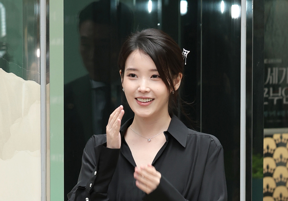 '21세기 대군부인' 촬영지에서 포착된 아이유