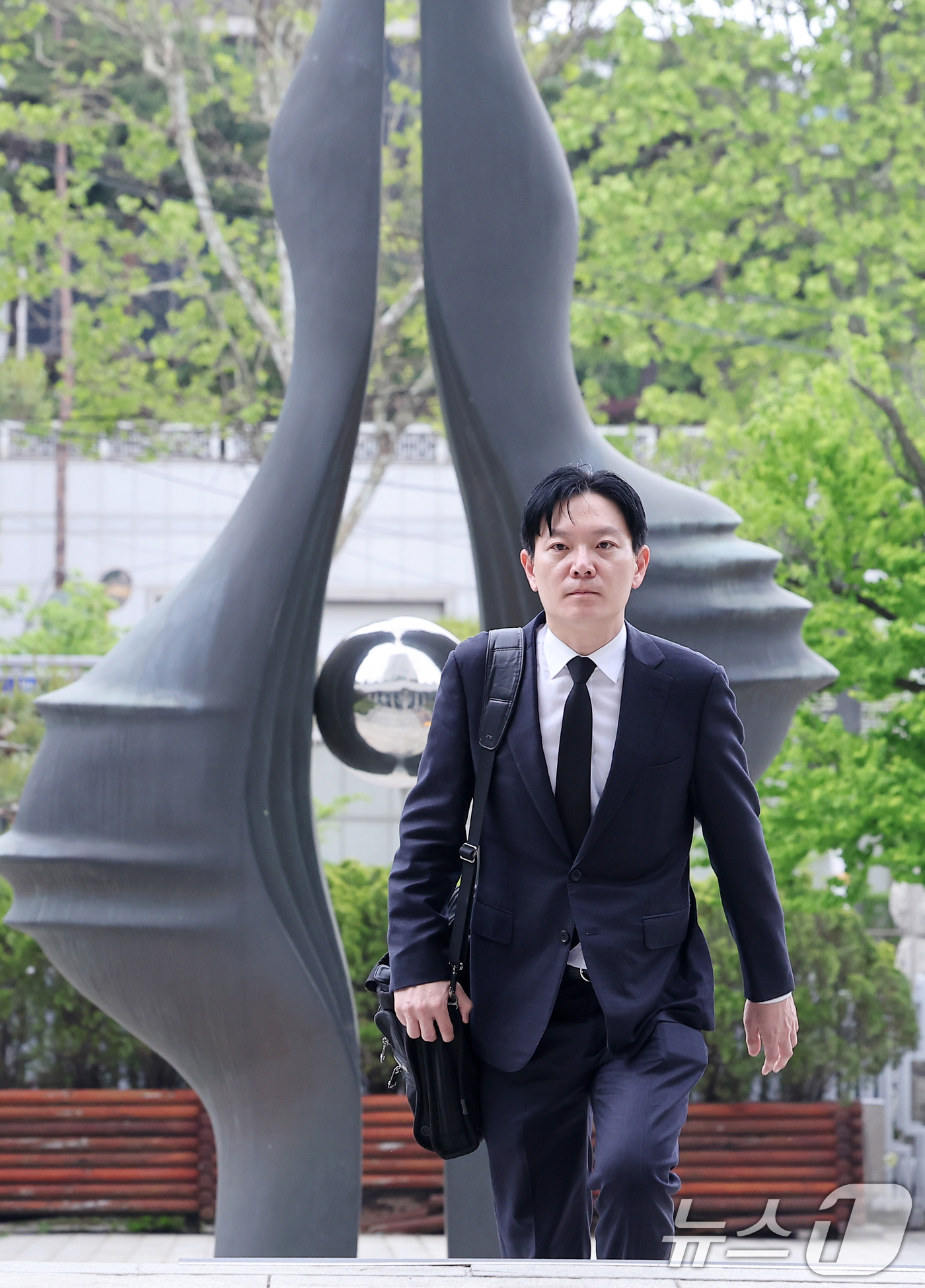 (서울=뉴스1) 김성진 기자 = 쌍방울 대북송금 사건 수사 과정에서 '연어 술파티 진술 회유 의혹'을 받는 박상용 인천지검 부부장검사가 11일 서울 서초구 대검찰청에서 열리는 감찰 …