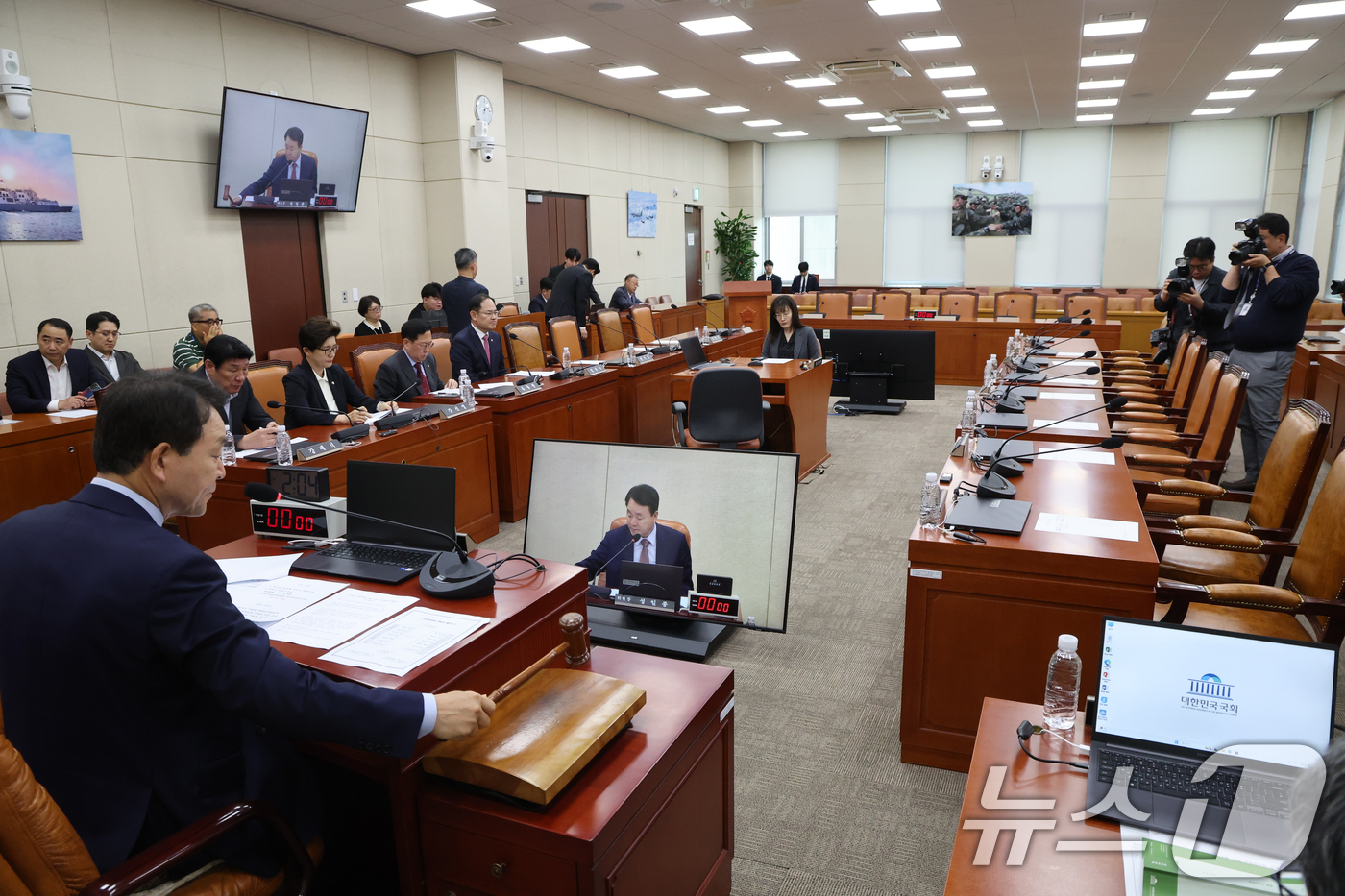 (서울=뉴스1) 황기선 기자 = 성일종 국회 국방위원장이 11일 오후 서울 여의도 국회에서 열린 국방위원회 전체회의에서 의사봉을 두드리고 있다.이날 전체회의에서는 국민의힘 주도의 …