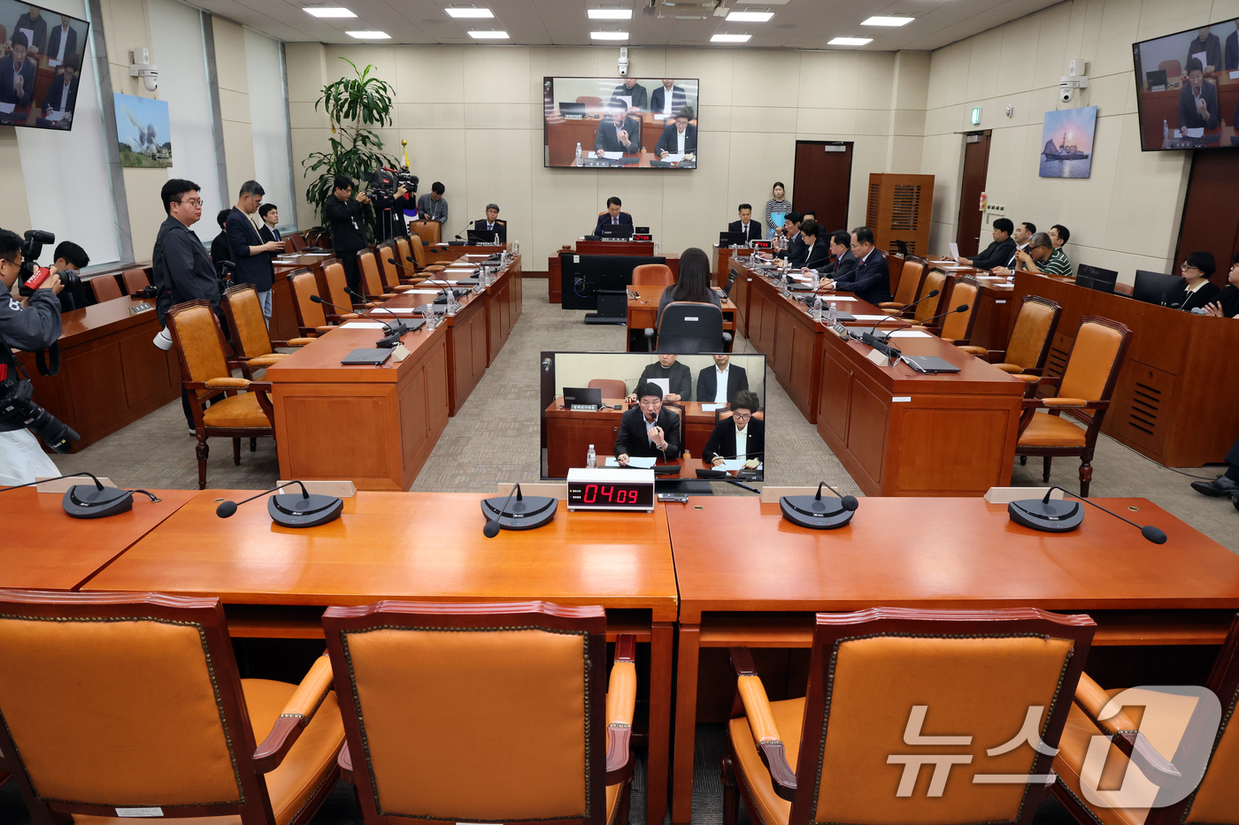 (서울=뉴스1) 황기선 기자 = 11일 오후 서울 여의도 국회에서 열린 국방위원회 전체회의에서 '나무호 피격관련 긴급현안질의'가 진행되고 있다.이날 전체회의는 국민의힘 주도의 '나 …