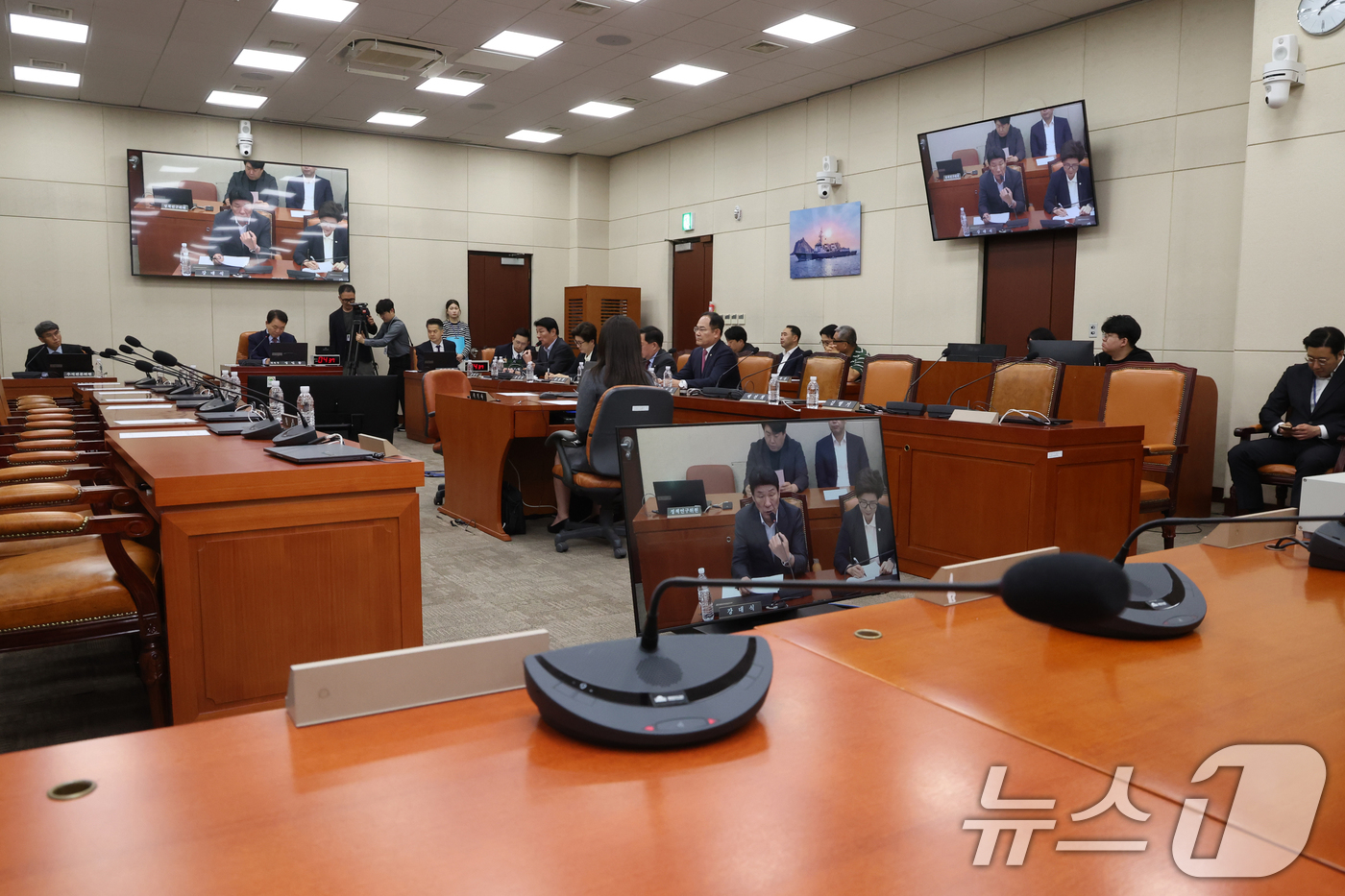 (서울=뉴스1) 황기선 기자 = 11일 오후 서울 여의도 국회에서 열린 국방위원회 전체회의에서 '나무호 피격관련 긴급현안질의'가 진행되고 있다.이날 전체회의는 국민의힘 주도의 '나 …
