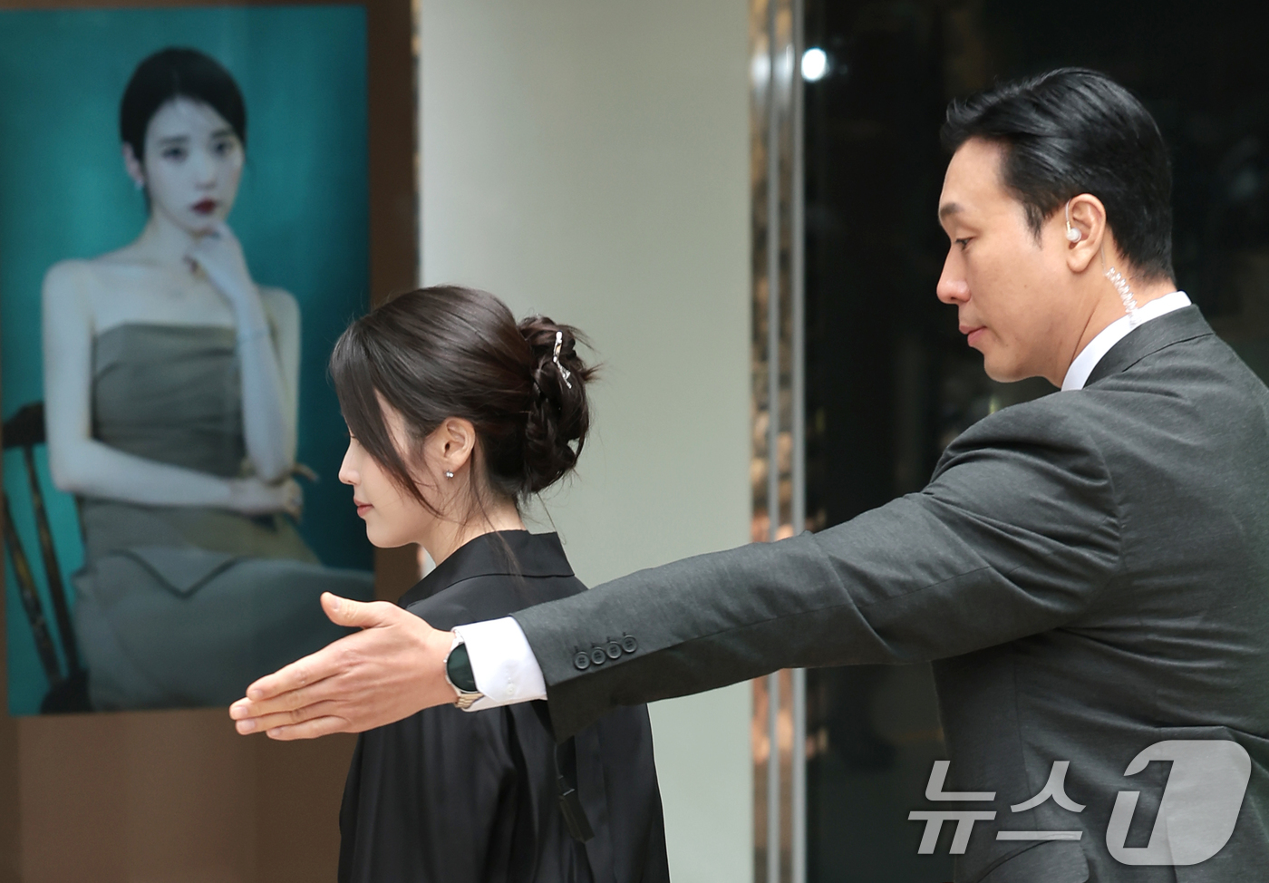 (서울=뉴스1) 권현진 기자 = 배우 겸 가수 아이유가 11일 서울 송파구 제이에스티나 본사 쇼룸에서 열린 포토콜 행사에 참석하고 있다. 2026.5.11/뉴스1