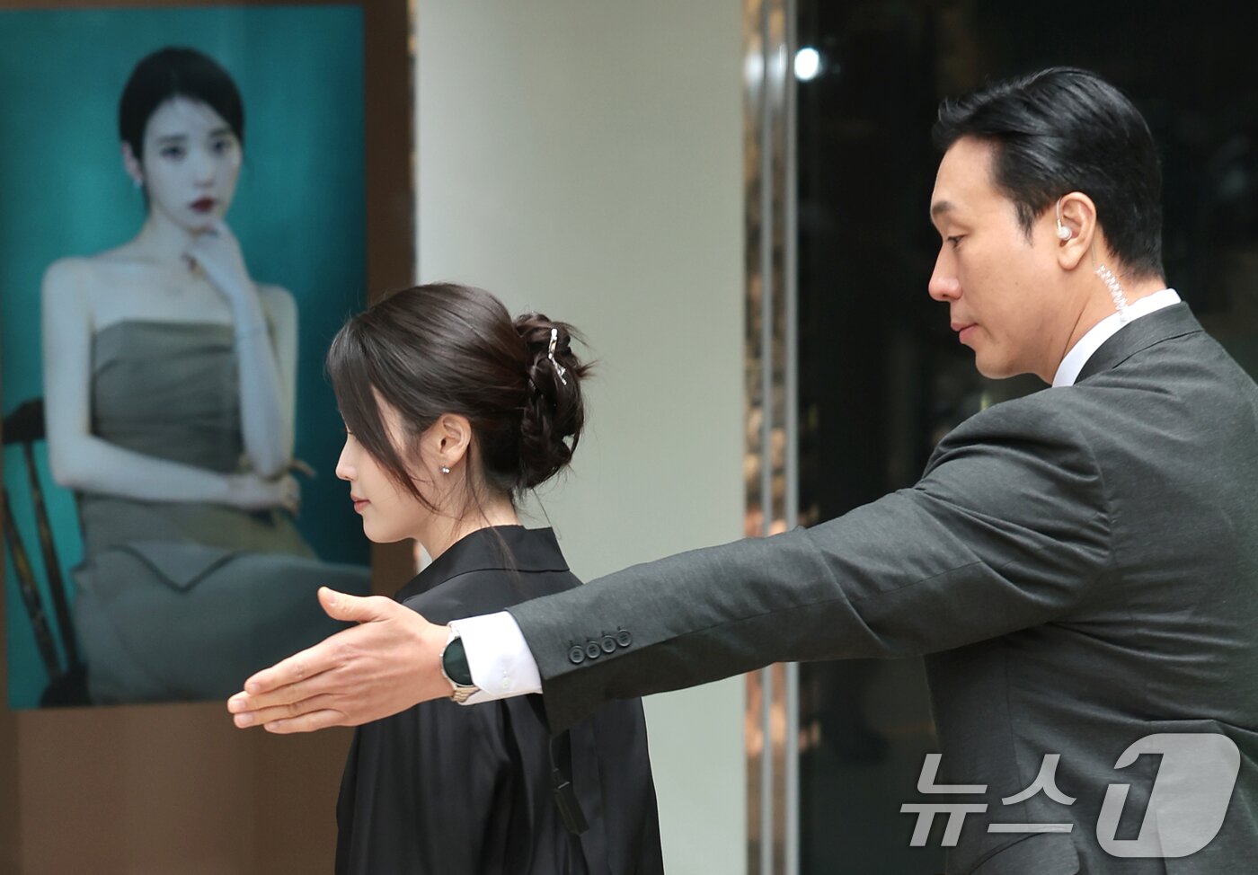 본문 이미지 - 배우 겸 가수 아이유가 11일 서울 송파구 제이에스티나 본사 쇼룸에서 열린 포토콜 행사에 참석하고 있다. ⓒ 뉴스1 권현진 기자