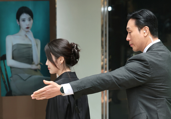 아이유, 경호 받으며 등장한 '대군부인'