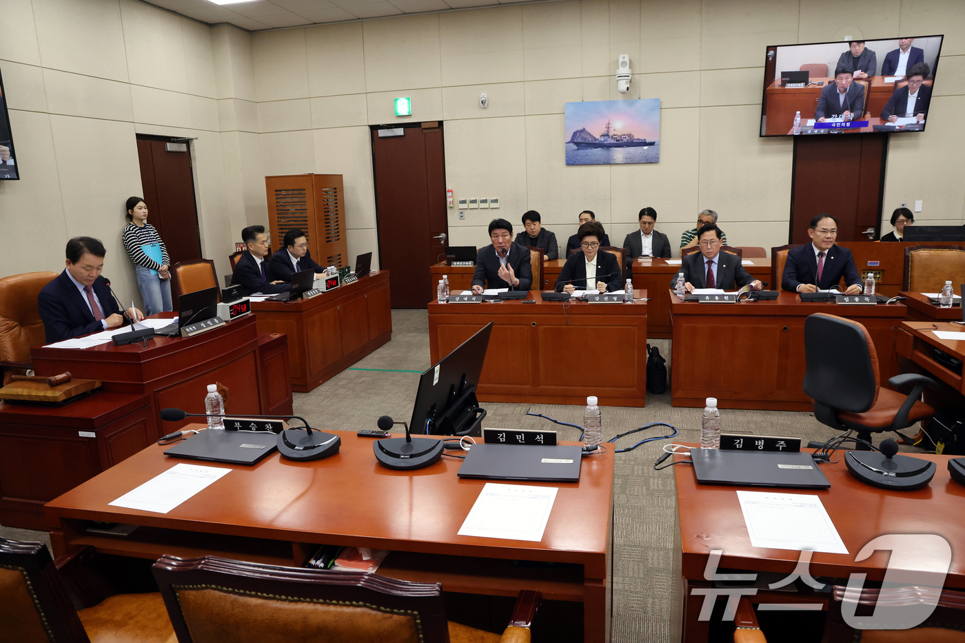 (서울=뉴스1) 황기선 기자 = 11일 오후 서울 여의도 국회에서 열린 국방위원회 전체회의에서 '나무호 피격관련 긴급현안질의'가 진행되고 있다.이날 전체회의는 국민의힘 주도의 '나 …
