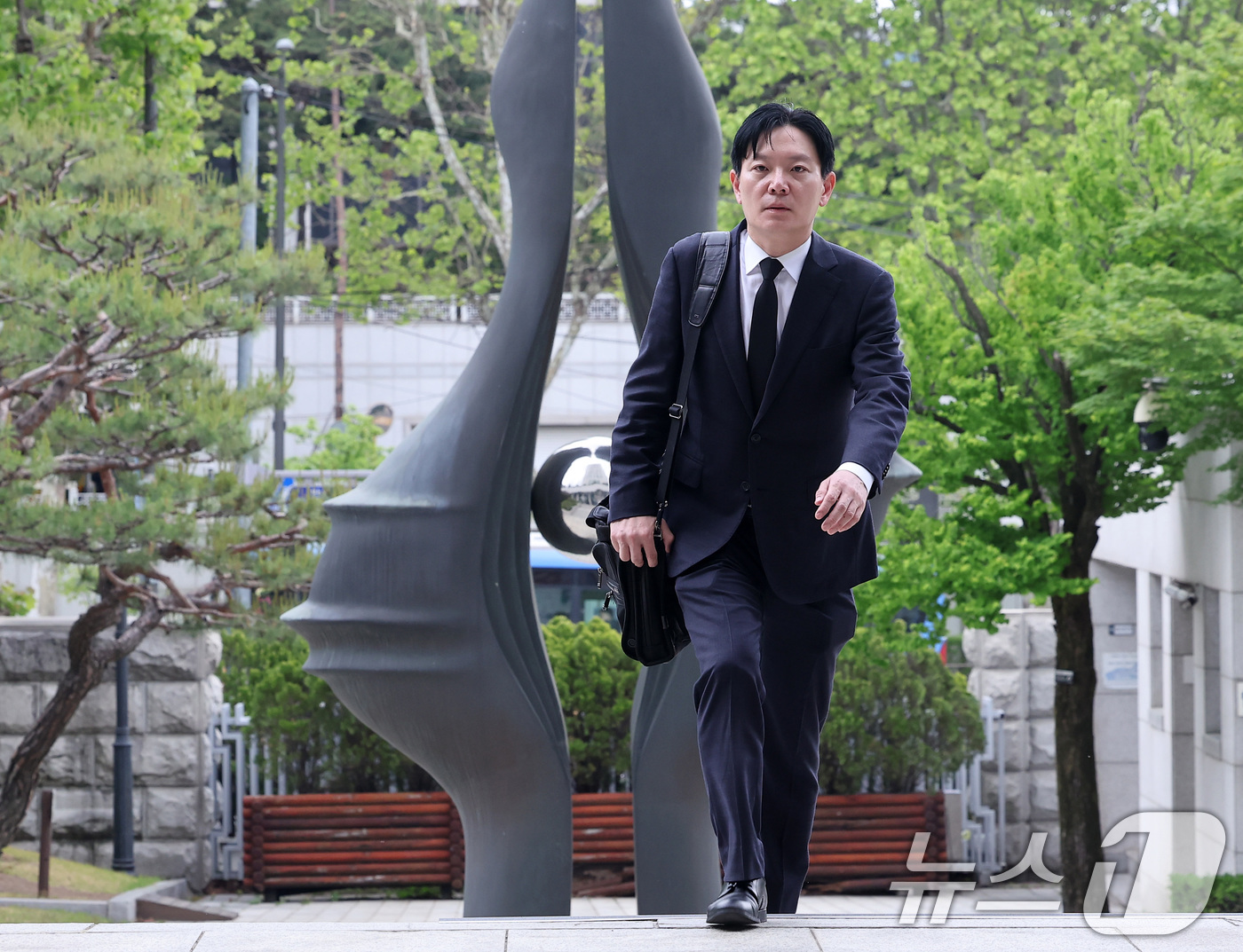 (서울=뉴스1) 김성진 기자 = 쌍방울 대북송금 사건 수사 과정에서 '연어 술파티 진술 회유 의혹'을 받는 박상용 인천지검 부부장검사가 11일 서울 서초구 대검찰청에서 열리는 감찰 …