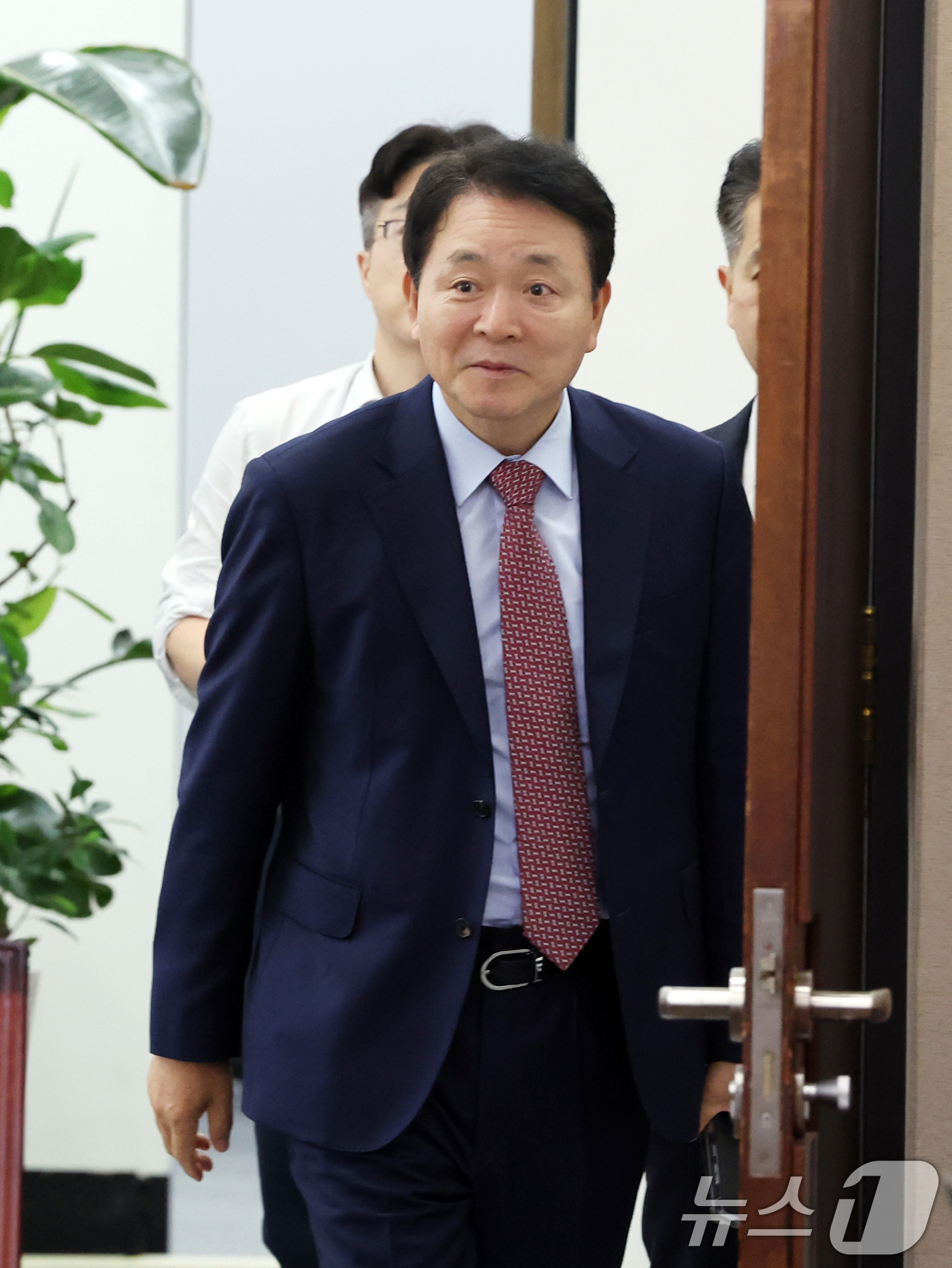 (서울=뉴스1) 황기선 기자 = 성일종 국회 국방위원장이 11일 오후 서울 여의도 국회에서 열린 국방위원회 전체회의에 참석하고 있다. 2026.5.11/뉴스1