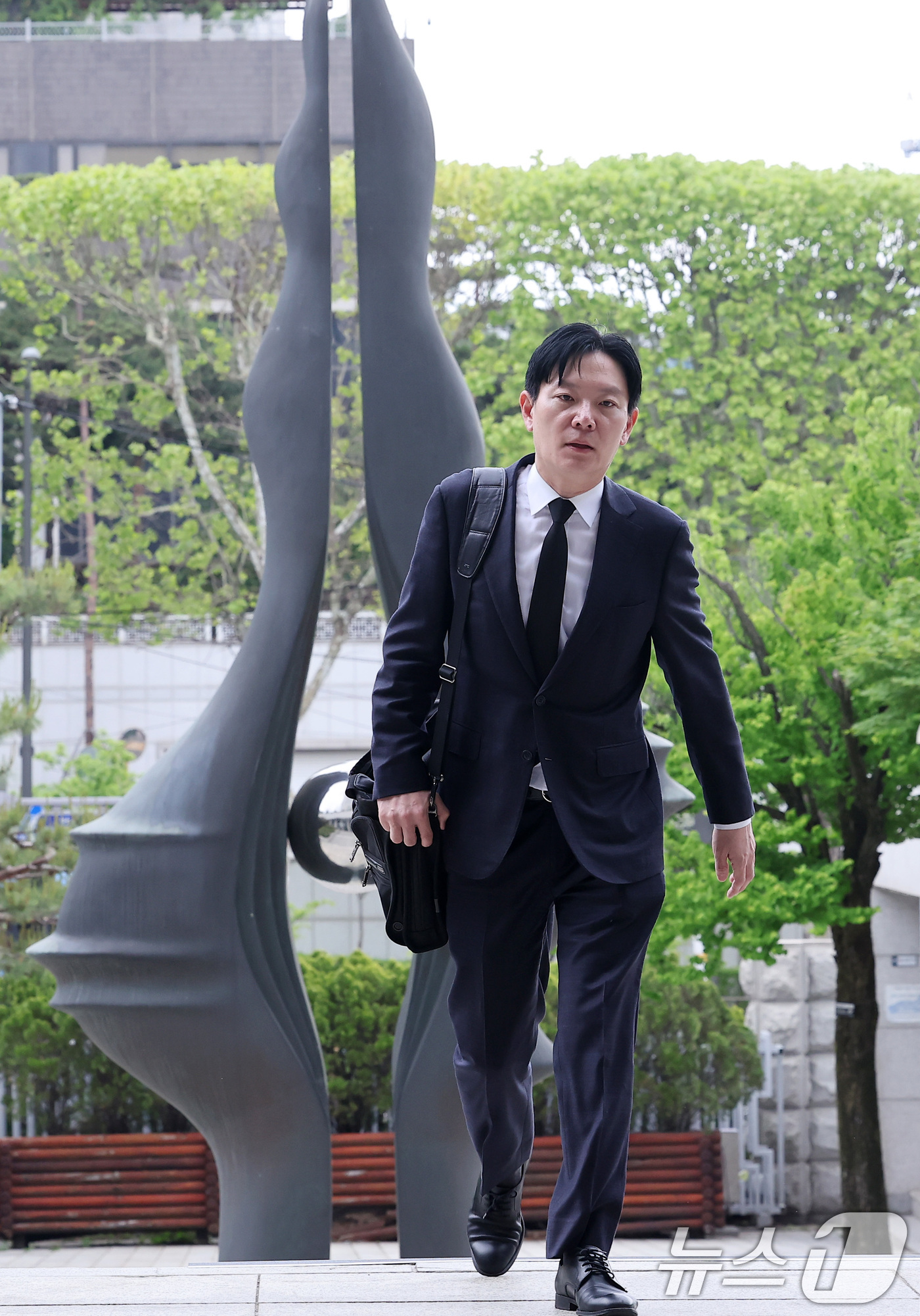 (서울=뉴스1) 김성진 기자 = 쌍방울 대북송금 사건 수사 과정에서 '연어 술파티 진술 회유 의혹'을 받는 박상용 인천지검 부부장검사가 11일 서울 서초구 대검찰청에서 열리는 감찰 …