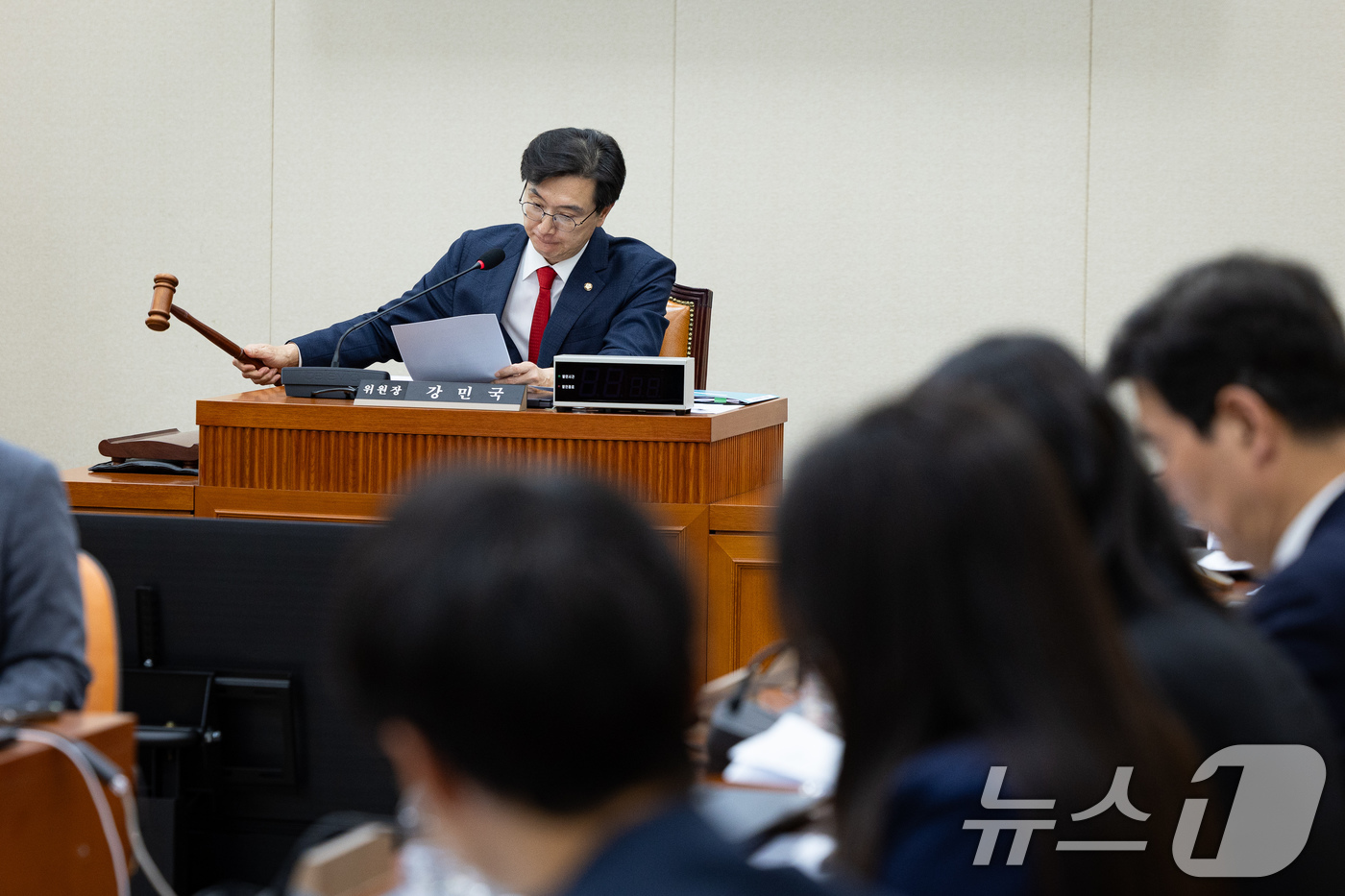 (서울=뉴스1) 유승관 기자 = 강민국 국회 정무위원회 법안심사제2소위원장이 11일 서울 여의도 국회에서 열린 제435회 국회(임시회) 정무위원회 제1차 법안심사제2소위원회에서 의 …