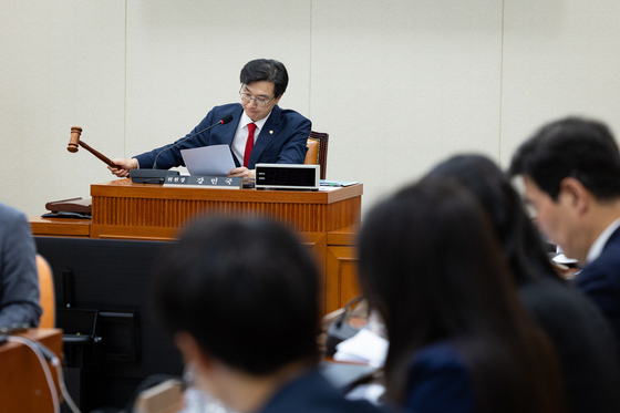 의사봉 두드리는 강민국 정무위 법안심사제2소위원장