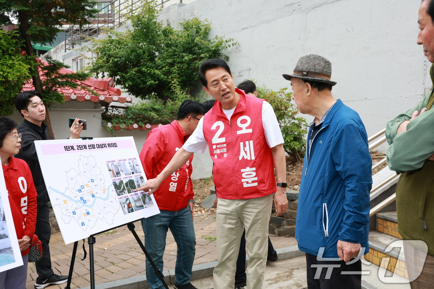 (서울=뉴스1) 이호윤 기자 = 오세훈 국민의힘 서울시장 후보가 11일 서울 구로구 고지대 주택가 일대를 방문해 고지대 이동약자 편의시설 공약을 발표하고 있다. 2026.5.11/ …
