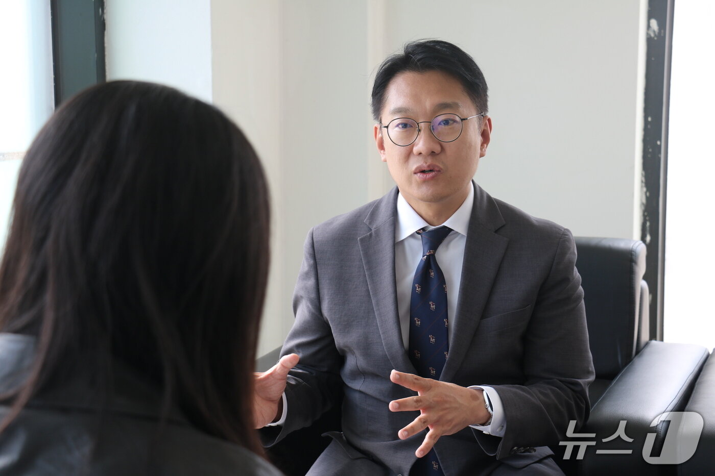 본문 이미지 - 김남준 인천 계양을 국회의원 예비후보가 지난 6일 뉴스1과 만나 기자의 질문에 대답하고 있다.2026.5.6/뉴스1