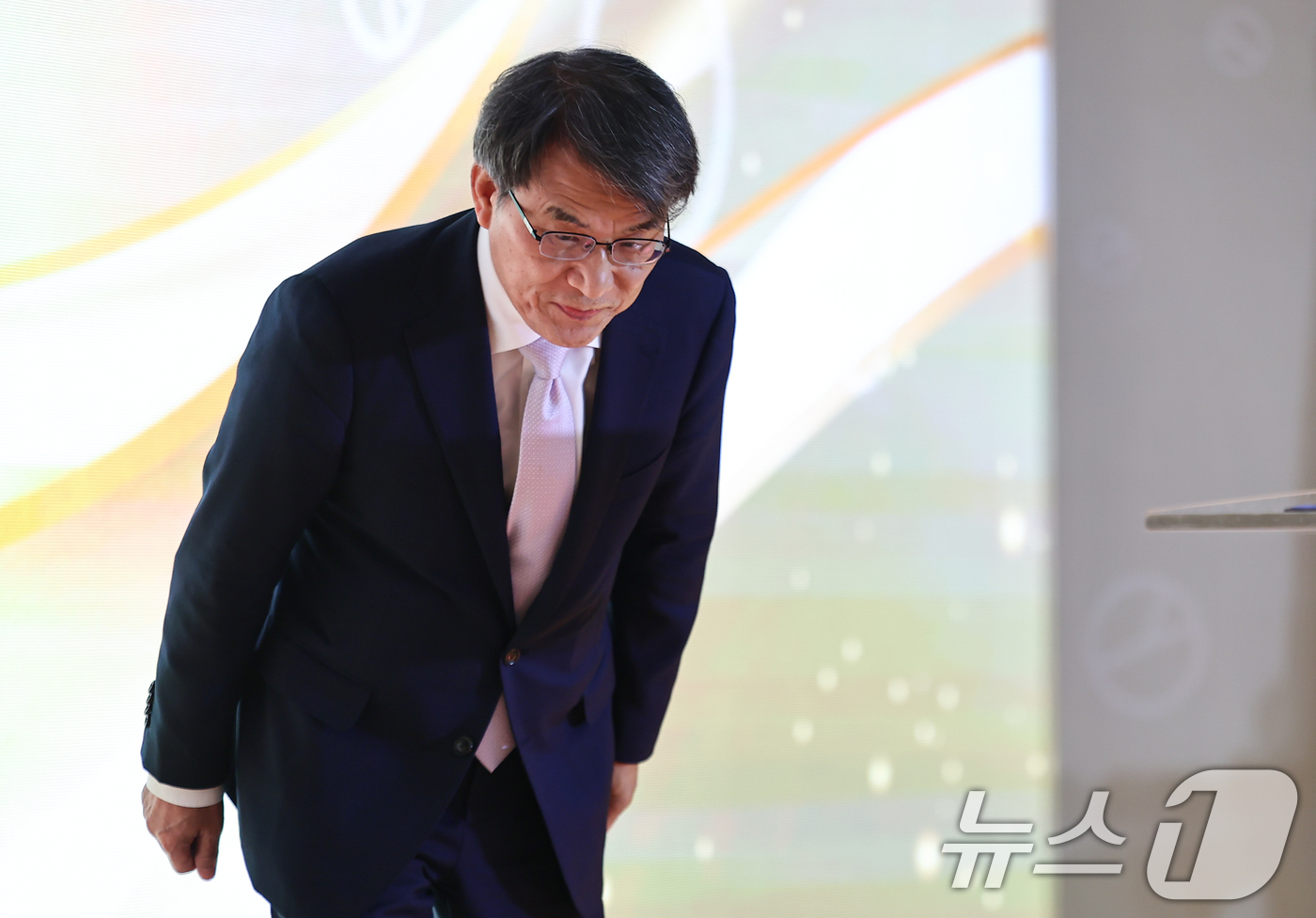 (과천=뉴스1) 김도우 기자 = 노태악 중앙선거관리위원장이 11일 경기 과천 중앙선관위에서 열린 제15회 유권자의 날 기념식에 참석해 기념사를 마치고 인사하고 있다. 2026.5. …