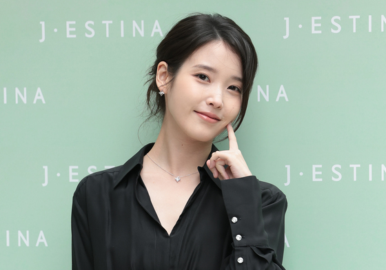 아이유, 향기로운 봄꽃 미소