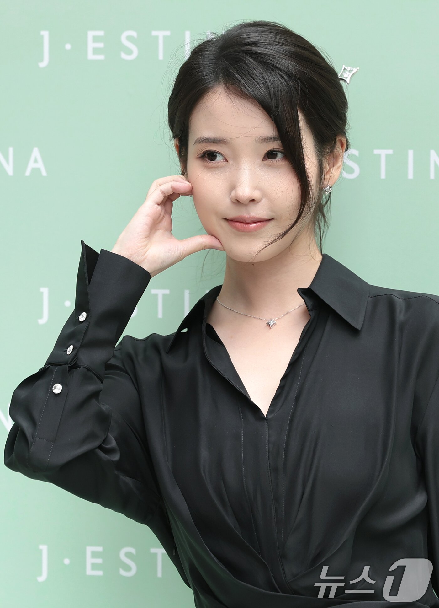 본문 이미지 - 배우 겸 가수 아이유가 11일 서울 송파구 제이에스티나 본사 쇼룸에서 열린 포토콜 행사에 참석해 볼 하트를 그리고 있다. ⓒ 뉴스1 권현진 기자