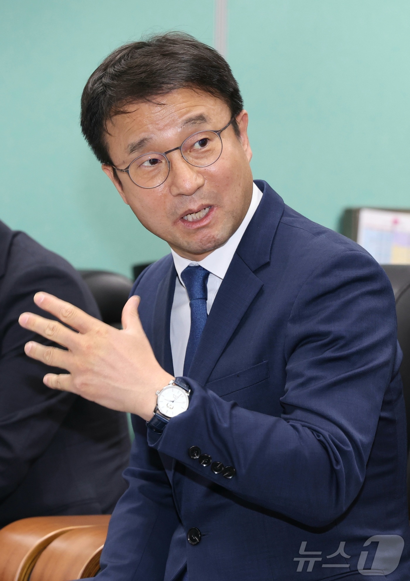 (전주=뉴스1) 유경석 기자 = 한병도 더불어민주당 원내대표가 11일 전북 전주시 전북특별자치도의회 기자실을 방문해 전북 현안 관련 간담회를 열고 질의에 답변을 하고 있다. 202 …