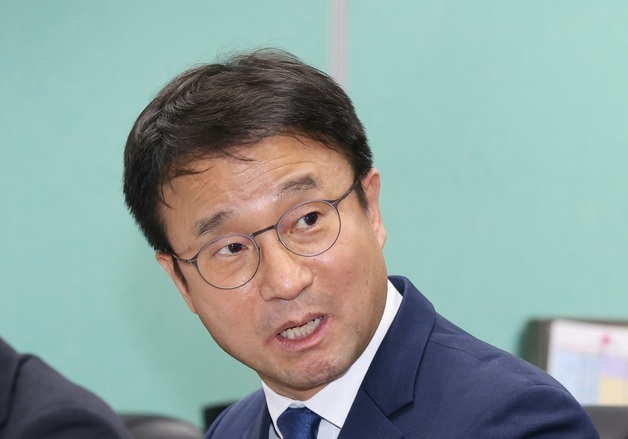 답변하는 한병도 원내대표