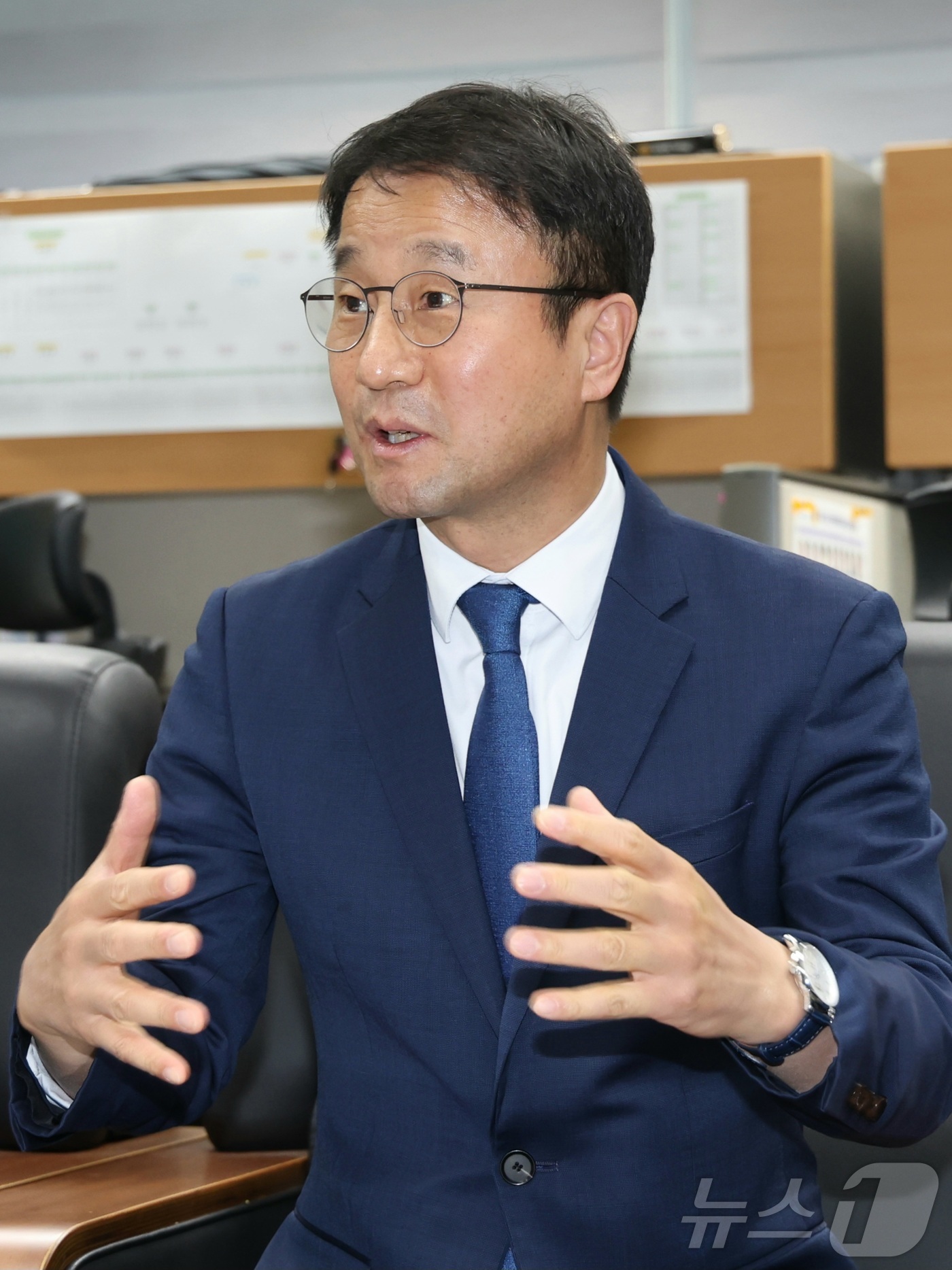 (전주=뉴스1) 유경석 기자 = 한병도 더불어민주당 원내대표가 11일 전북 전주시 전북특별자치도의회 기자실을 방문해 전북 현안 관련 간담회를 열고 질의에 답변을 하고 있다. 202 …