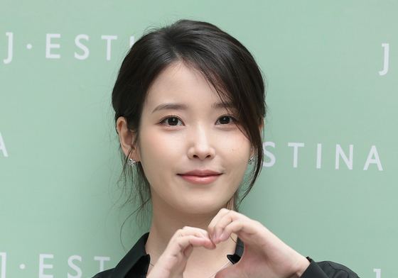 아이유, 극장에 뜬다…콘서트 실황 영화 무대인사 진행