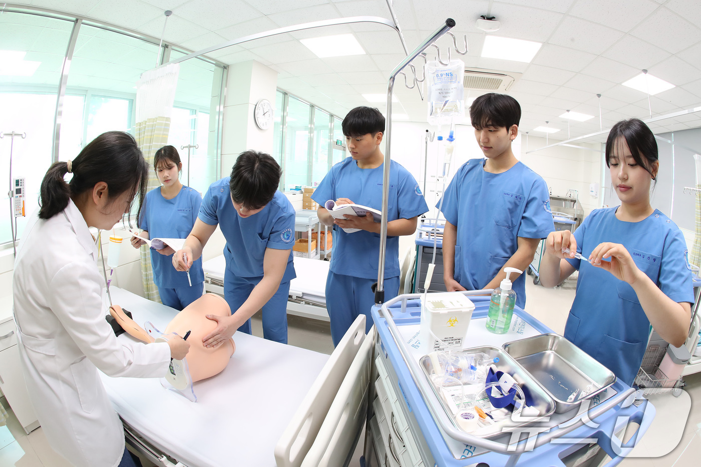 (김천=뉴스1) 공정식 기자 = '국제 간호사의 날'을 하루 앞둔 11일 경북 김천시 삼락동 경북보건대학교 플로렌스센터(간호실습실)에서 간호학과 2학년 학생들이 기본간호학 실습을 …