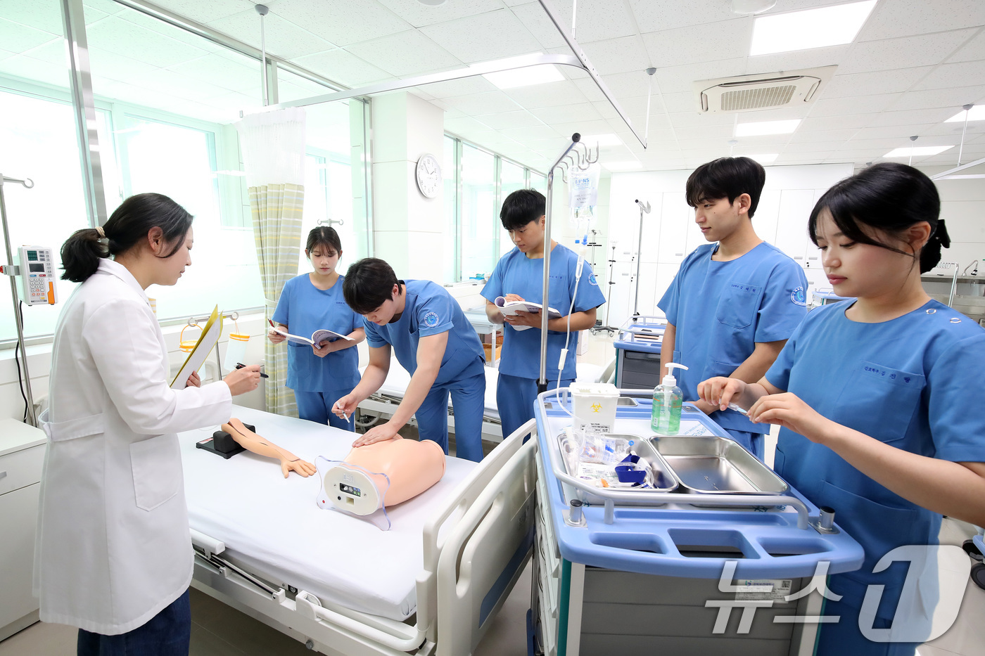 (김천=뉴스1) 공정식 기자 = '국제 간호사의 날'을 하루 앞둔 11일 경북 김천시 삼락동 경북보건대학교 플로렌스센터(간호실습실)에서 간호학과 2학년 학생들이 기본간호학 실습을 …