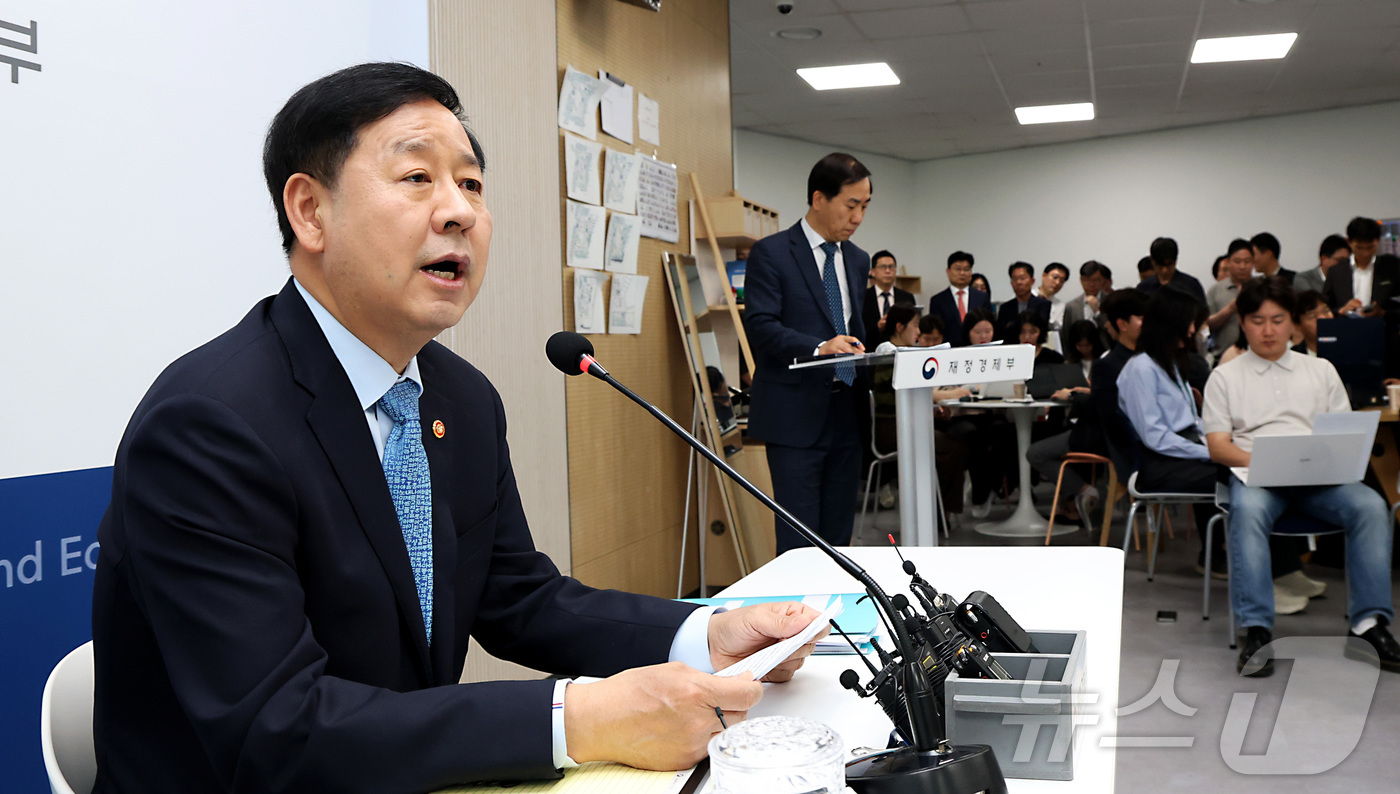 (세종=뉴스1) 김기남 기자 = 구윤철 부총리 겸 재정경제부 장관이 11일 세종시 정부세종청사에서 출입기자단과 간담회를 열고 중동전쟁으로 인한 경제 상황 등 현안에 대해 설명하고 …