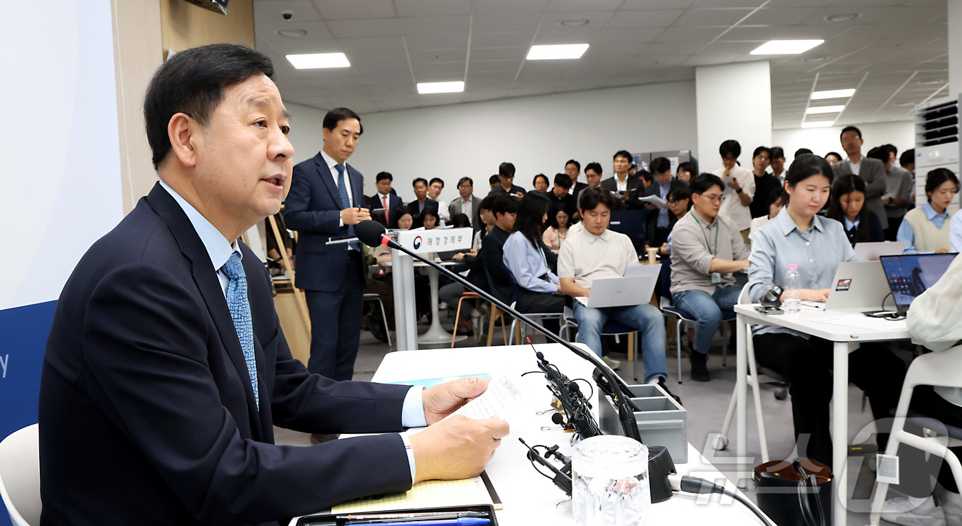 (세종=뉴스1) 김기남 기자 = 구윤철 부총리 겸 재정경제부 장관이 11일 세종시 정부세종청사에서 출입기자단과 간담회를 열고 중동전쟁으로 인한 경제 상황 등 현안에 대해 설명하고 …