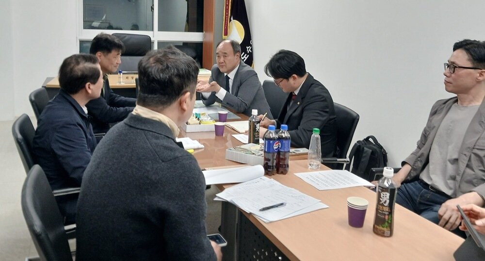본문 이미지 - 대한수의사회와 경기도수의사회, 경기도 동물복지과는 지난 10일 경기도수의사회 회관에서 동물의료 정책 현안 간담회를 개최했다(수의사회 제공). ⓒ 뉴스1