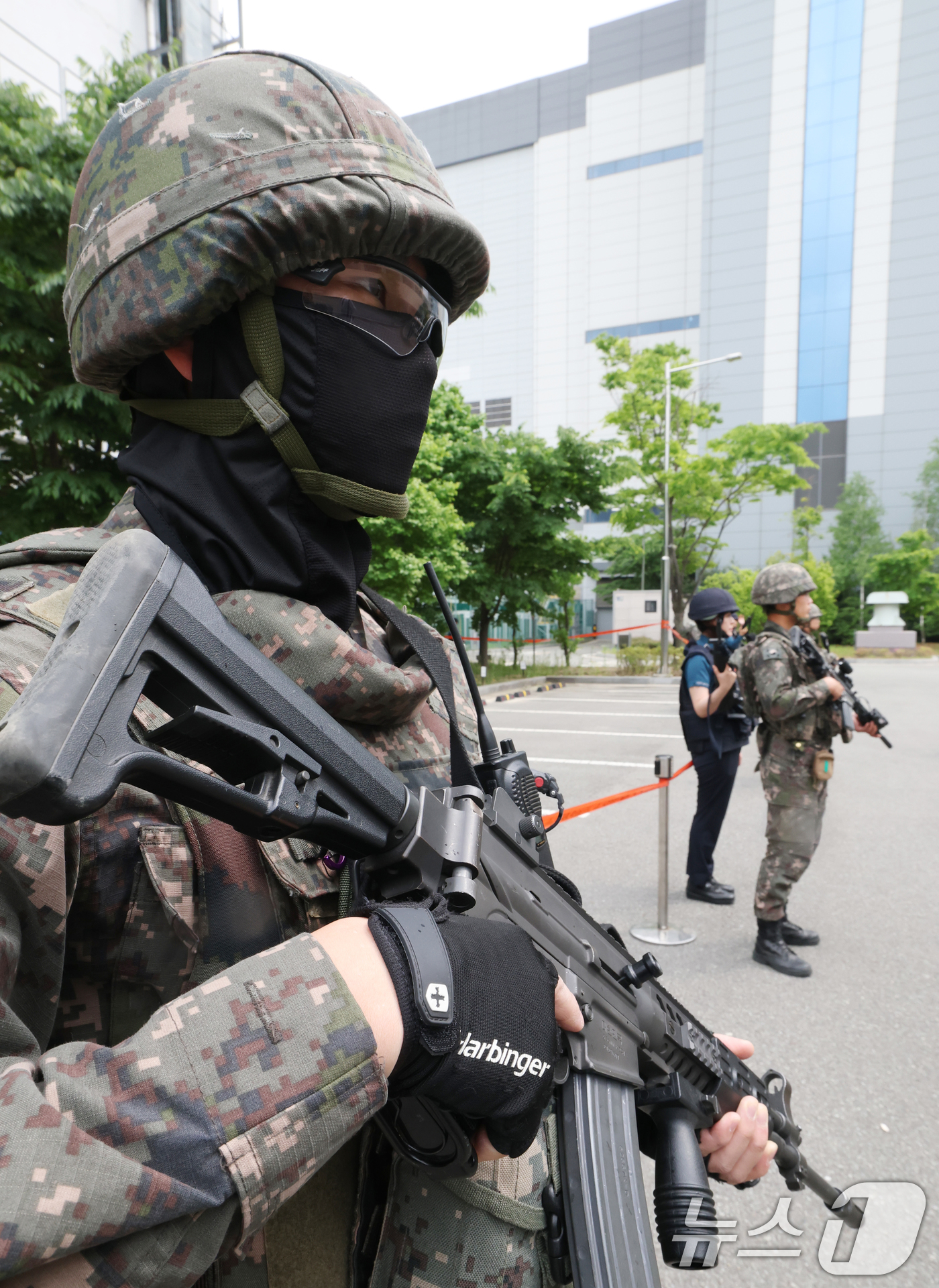 (화성=뉴스1) 김영운 기자 = 11일 경기 화성시 동탄구 한국지역난방공사 동탄지사에서 육군 수도군단 예하 제51보병사단 장병들이 대침투종합훈련을 하고 있다. 2026.5.11/뉴 …