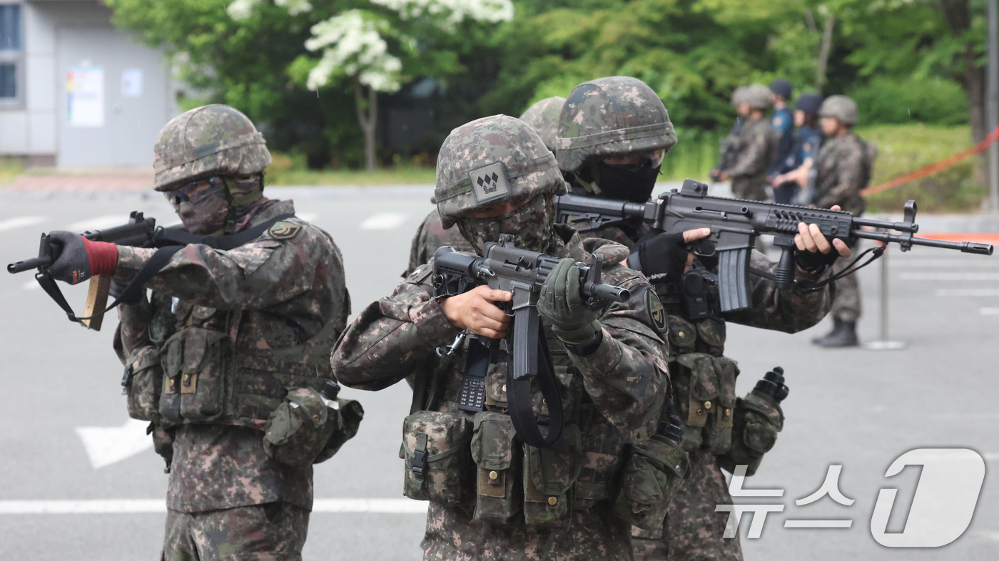 (화성=뉴스1) 김영운 기자 = 11일 경기 화성시 동탄구 한국지역난방공사 동탄지사에서 육군 수도군단 예하 제51보병사단 장병들이 대침투종합훈련을 하고 있다. 2026.5.11/뉴 …
