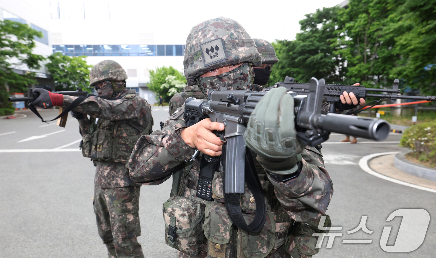 (화성=뉴스1) 김영운 기자 = 11일 경기 화성시 동탄구 한국지역난방공사 동탄지사에서 육군 수도군단 예하 제51보병사단 장병들이 대침투종합훈련을 하고 있다. 2026.5.11/뉴 …