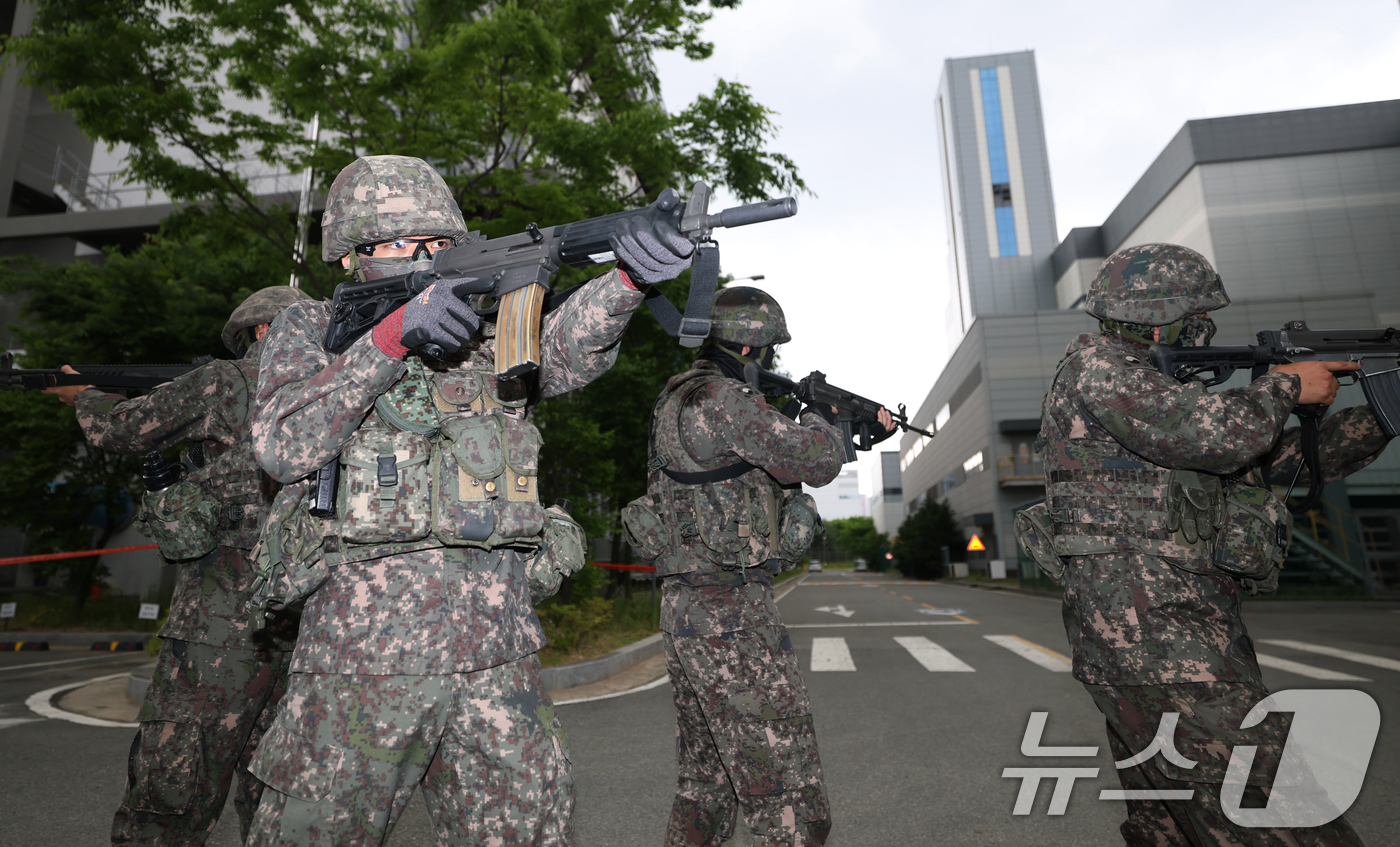 (화성=뉴스1) 김영운 기자 = 11일 경기 화성시 동탄구 한국지역난방공사 동탄지사에서 육군 수도군단 예하 제51보병사단 장병들이 대침투종합훈련을 하고 있다. 2026.5.11/뉴 …