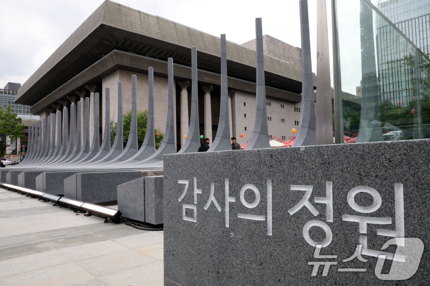 본문 이미지 - 11일 오후 서울 종로구 광화문광장에 '감사의 정원' 석재 조형물이 설치돼 있다. 2026.5.11 ⓒ 뉴스1 이광호 기자