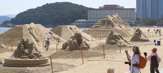 해운대 모래축제 '바다의 어머니들' 훼손…70대 남성 경찰 조사