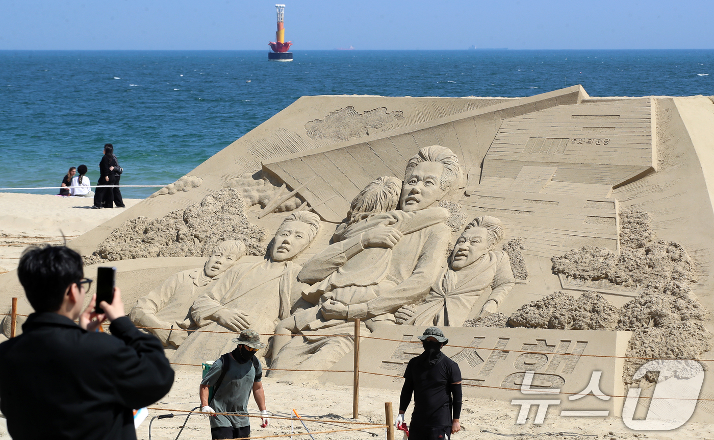 (부산=뉴스1) 윤일지 기자 = 11일 오후 부산 해운대해수욕장에서 모래조각가들이 모래조각 작품을 제작하고 있다.오는 15~18일 이곳에서 열리는 '2026 해운대 모래축제'에서는 …
