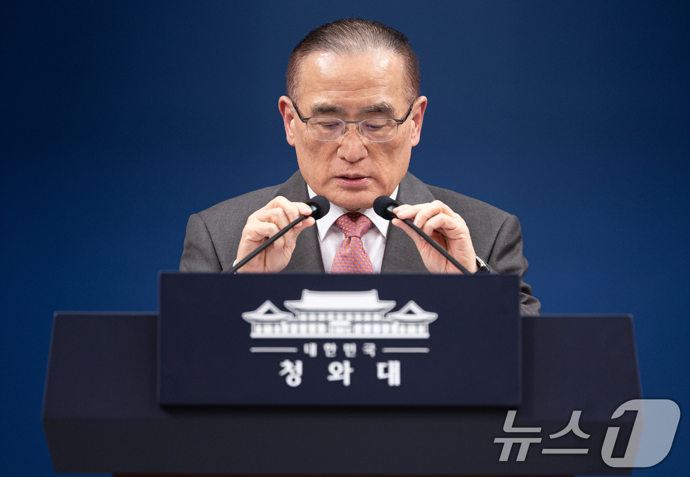 (서울=뉴스1) 이재명 기자 = 위성락 국가안보실장이 11일 청와대 춘추관에서 열린 기자간담회에서 발언하기 위해 마이크를 세우고 있다. 2026.5.11/뉴스1