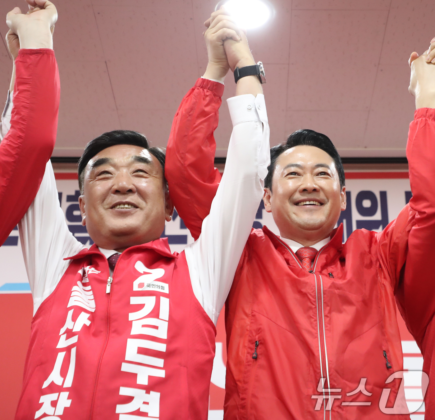 (울산=뉴스1) 조민주 기자 = 장동혁 국민의힘 대표가 11일 국민의힘 울산시당사에서 열린 선대위 발대식 및 후보자 공천장 수여식에 참석해 김두겸 울산시장 후보와 손을 맞잡고 있다 …