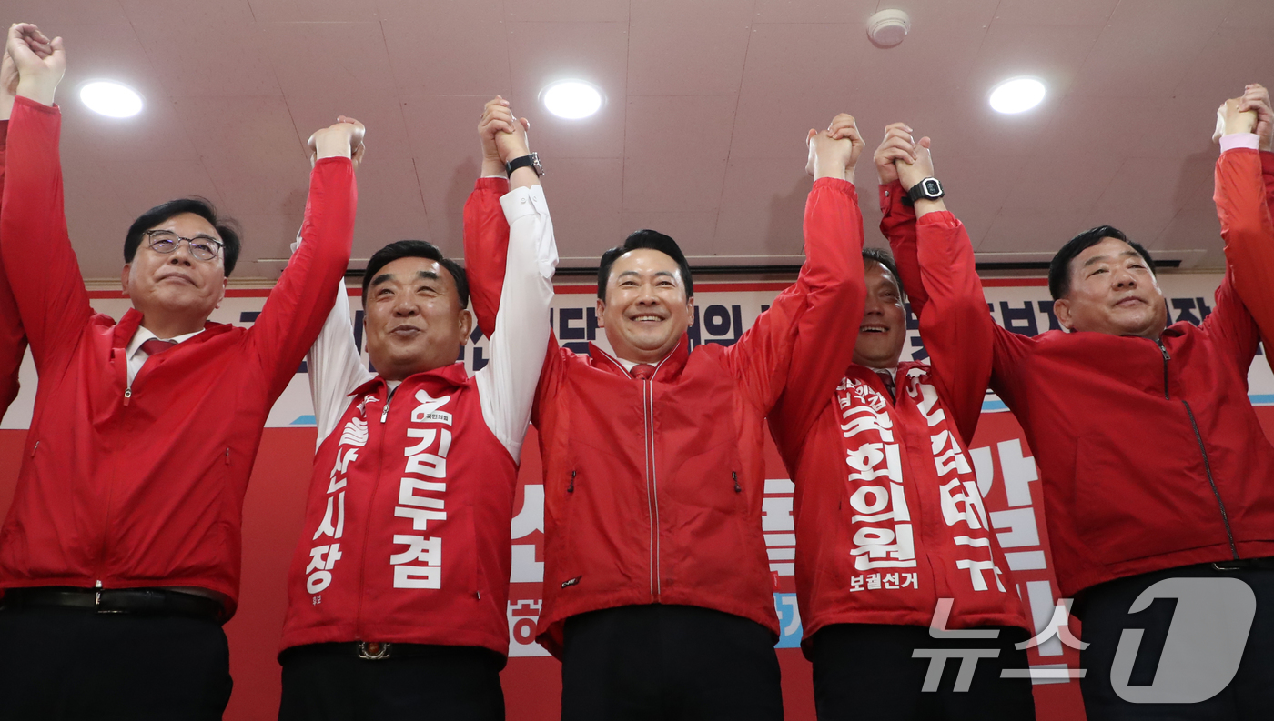 (울산=뉴스1) 조민주 기자 = 장동혁 국민의힘 대표가 11일 국민의힘 울산시당사에서 열린 선대위 발대식 및 후보자 공천장 수여식에 참석해 김두겸 울산시장 후보, 김태규 남구갑 보 …