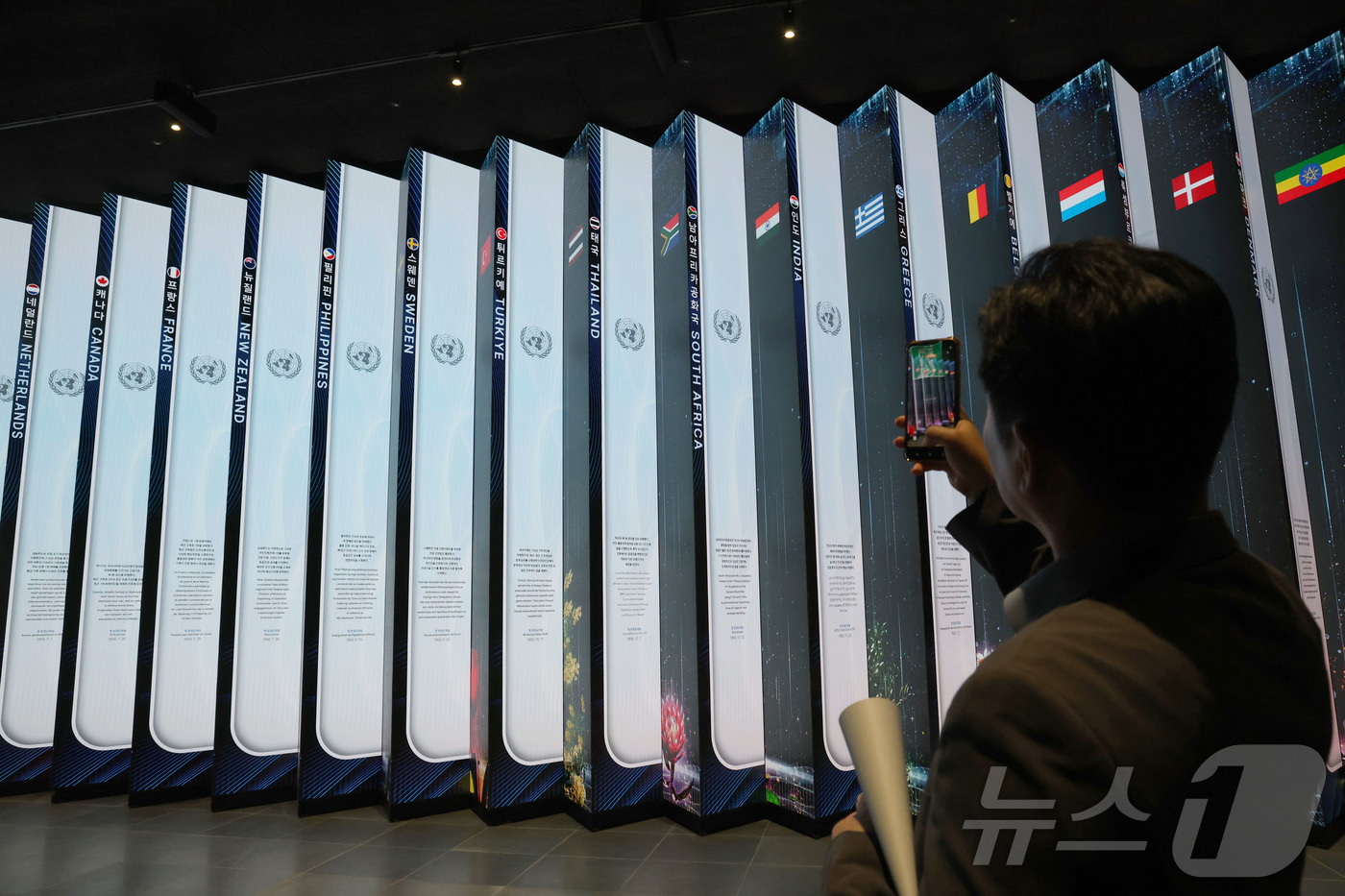 (서울=뉴스1) 이광호 기자 = 지난 11일 오후 서울 종로구 광화문광장에 조성된 '감사의 정원' 지하 전시공간에서 열린 프레스투어에서 참석자들이 전시물을 둘러보고 있다.'감사의 …
