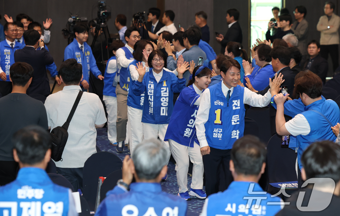 (대전=뉴스1) 김기태 기자 = 11일 선샤인 호텔에서 열린 더불어민주당 대전시당 선거대책위원회 확대간부회의 및 출범식에서 전문학 서구구청장 후보와 서구 광역, 기초 의원 후보자들 …