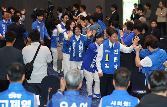 선대위 출범식 입장하는 서구 후보들