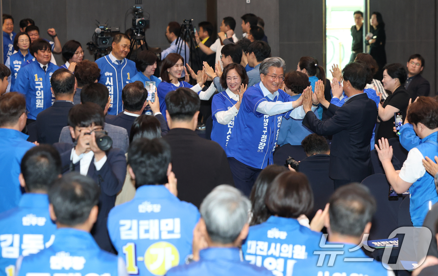 (대전=뉴스1) 김기태 기자 = 11일 선샤인 호텔에서 열린 더불어민주당 대전시당 선거대책위원회 확대간부회의 및 출범식에서 정용래 유성구청장 후보와 유성구 광역, 기초 의원 후보자 …