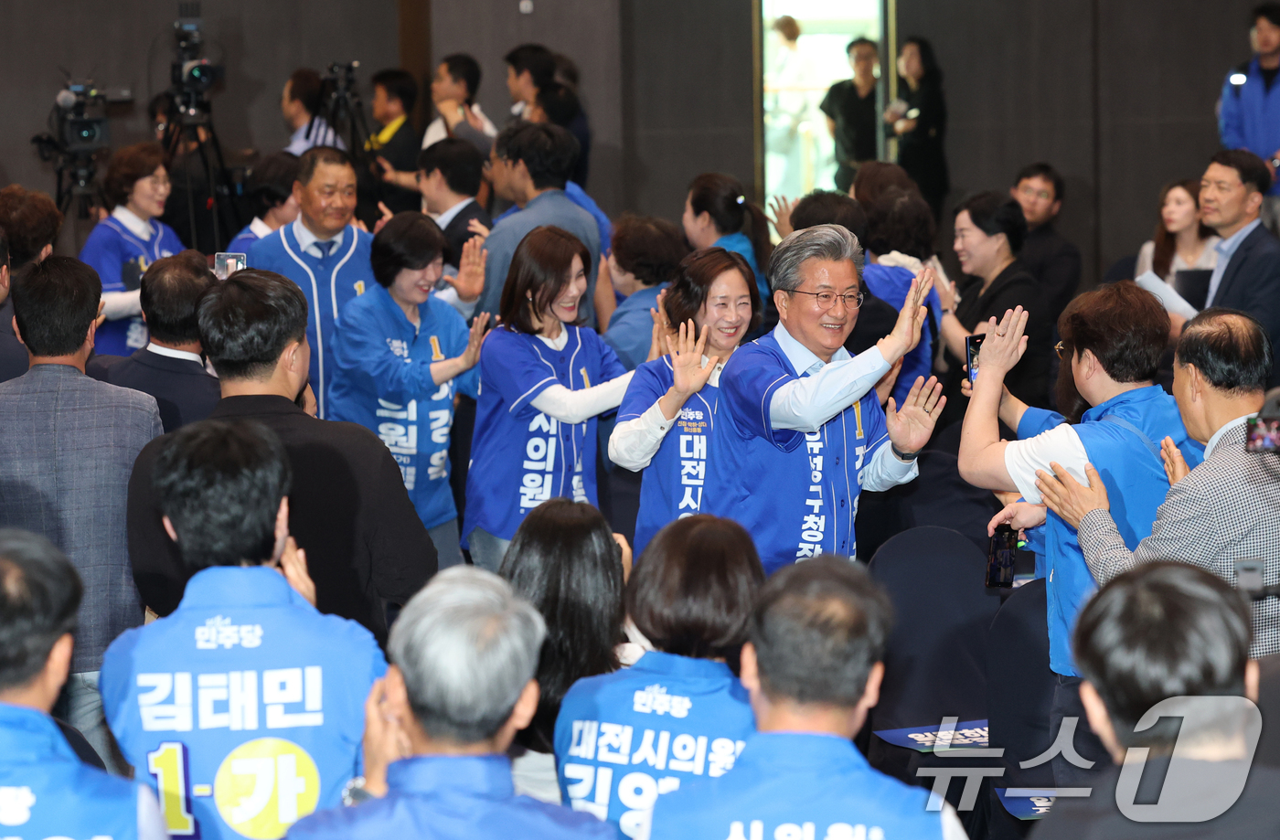 (대전=뉴스1) 김기태 기자 = 11일 선샤인 호텔에서 열린 더불어민주당 대전시당 선거대책위원회 확대간부회의 및 출범식에서 정용래 유성구청장 후보와 유성구 광역, 기초 의원 후보자 …